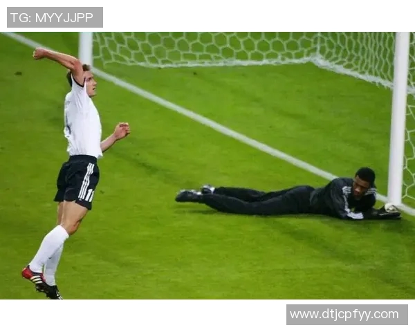 足球明星双膝滑行瞬间展现激情与荣耀的动人画面